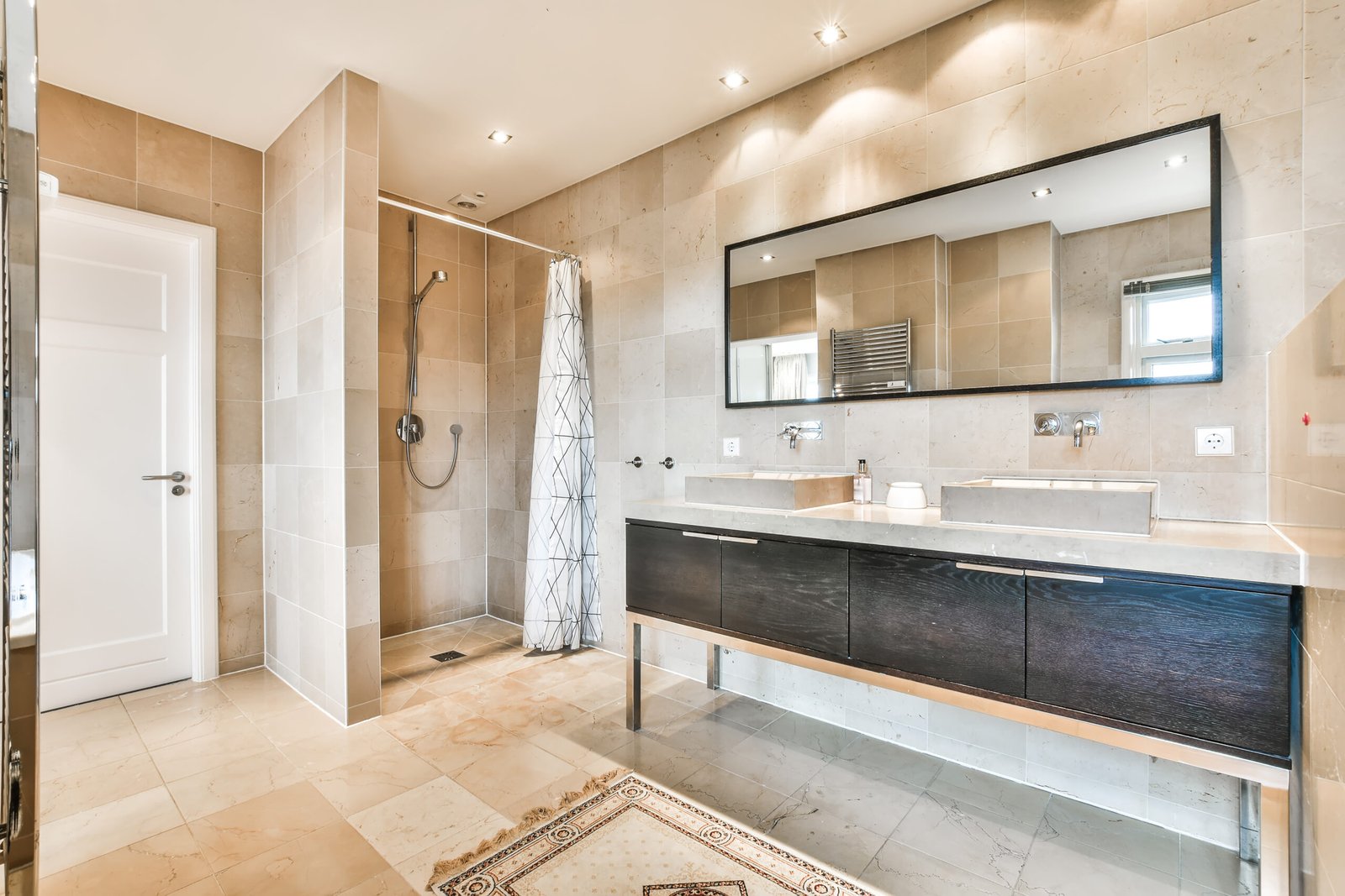 Interior design of beautiful and elegant bathroom